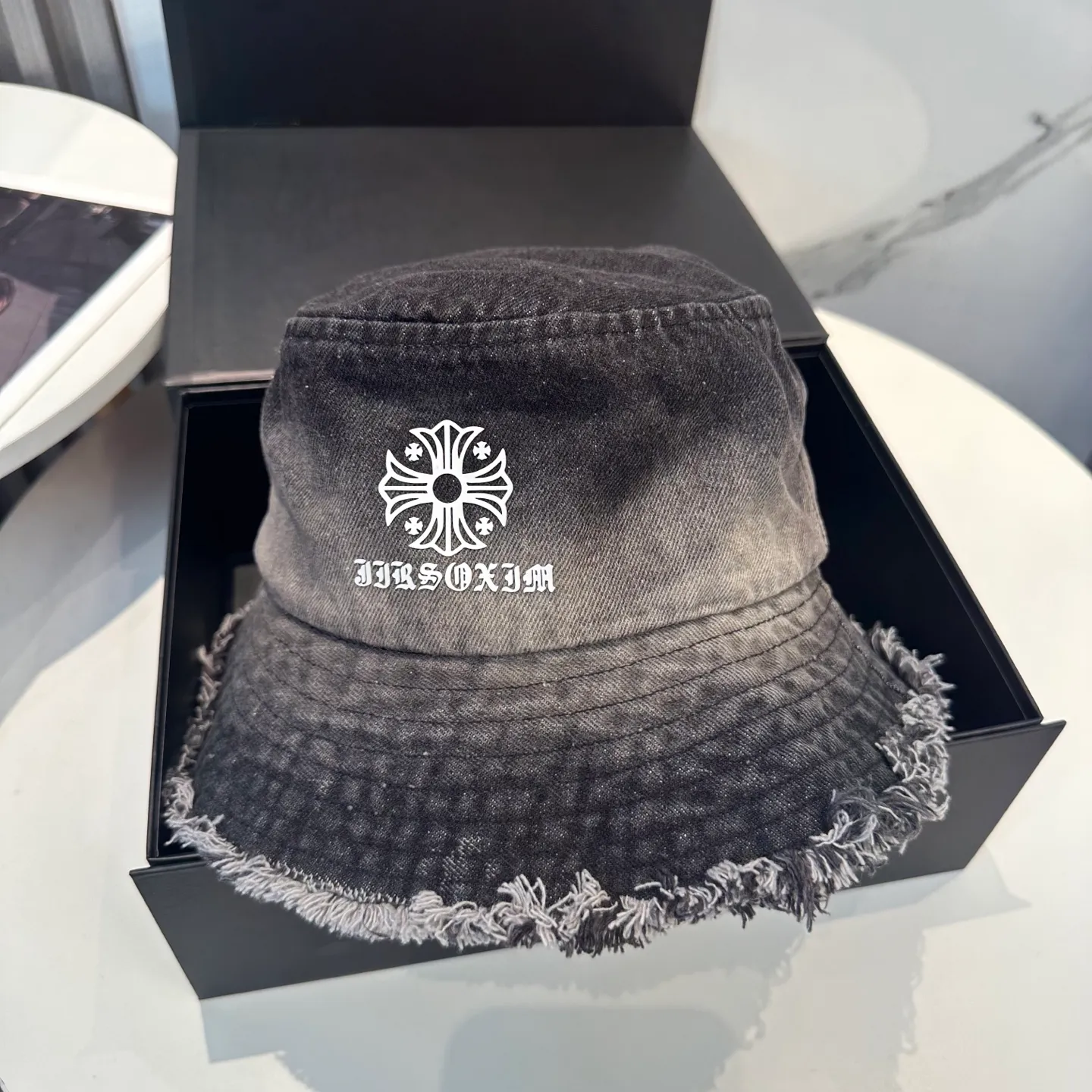 P70 Croixin's new soft denim fisherman hat with loose beard. Summer is here. In the hot weather, a good-looking hat has become an indispensable fashion item. This denim bucket hat not only has a fashionable appearance, but also provides effective sun protection, making you the most fashionable girl in the streets!